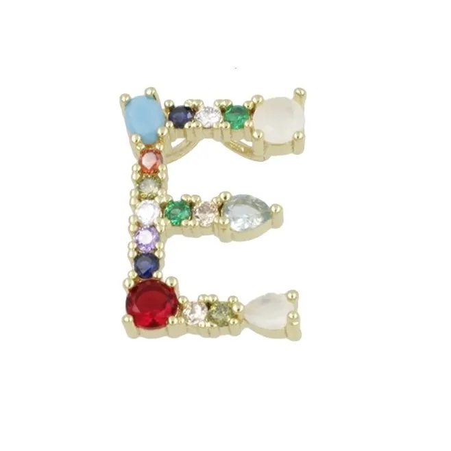 Ciondolo charms letterina E con pietre mix color  in ottone dorato1 pz.