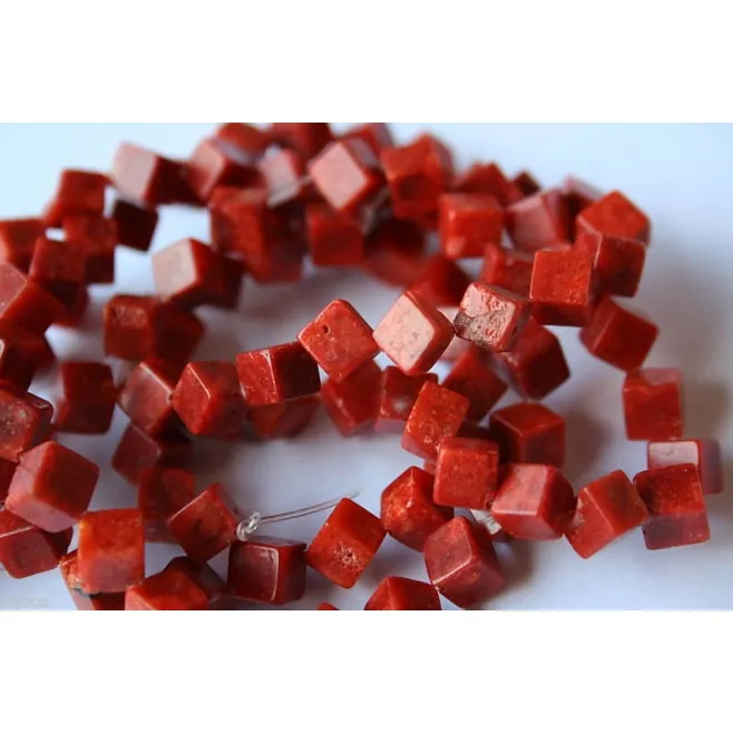 1 FILO DI CUBI IN CORALLO MADREPORA NATURALE  12x12 MM.