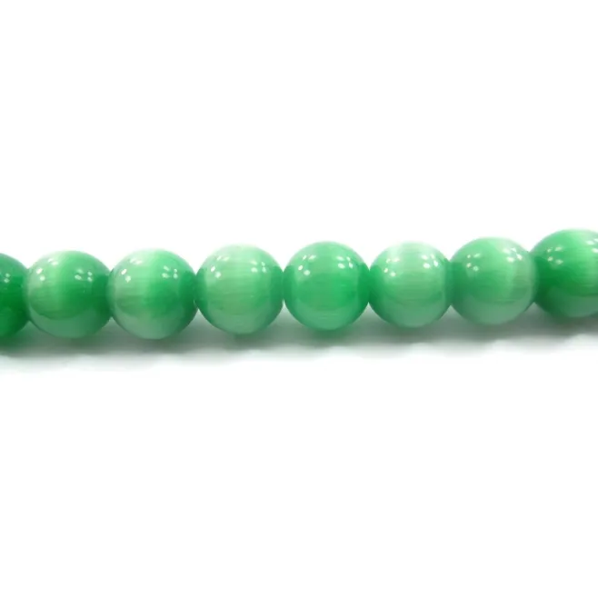 un filo di perle verdi in occhio di gatto cabochon di 10 mm