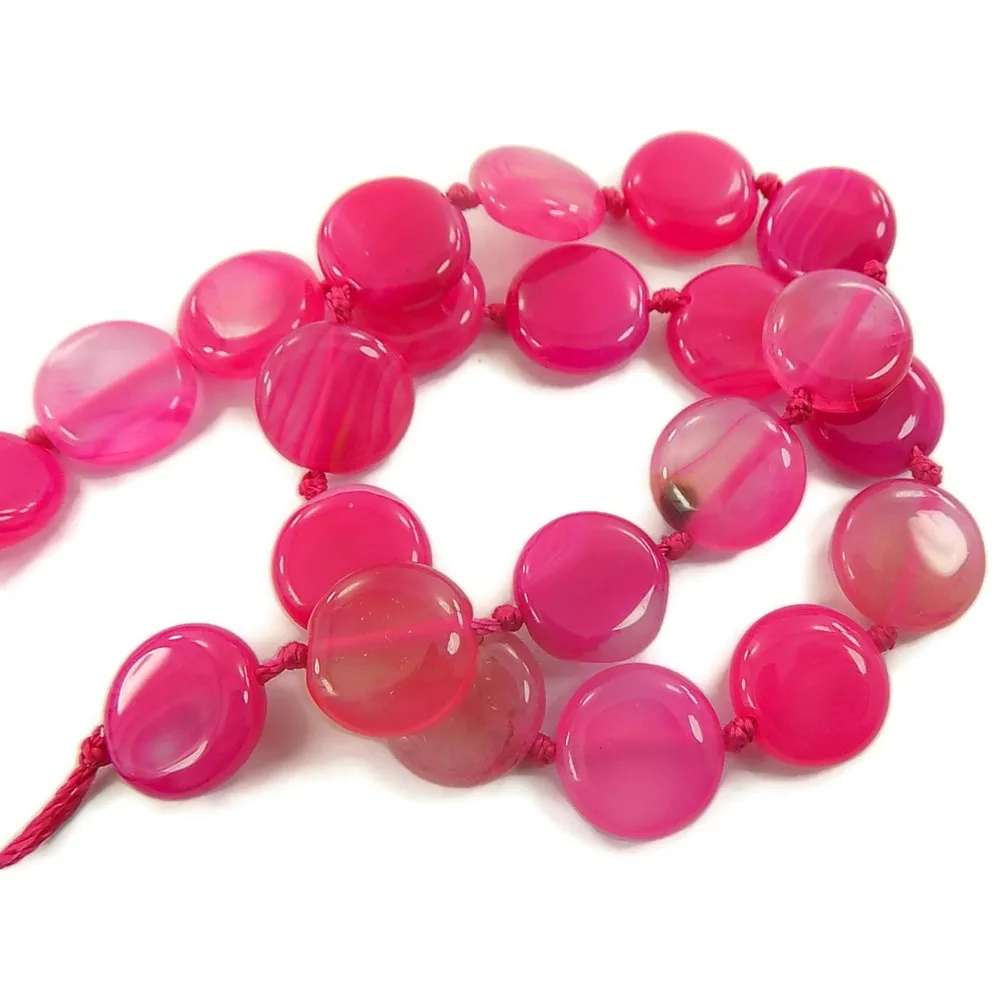 un Filo di  Agata fucsia variegata tonda  annodati 14 mm.