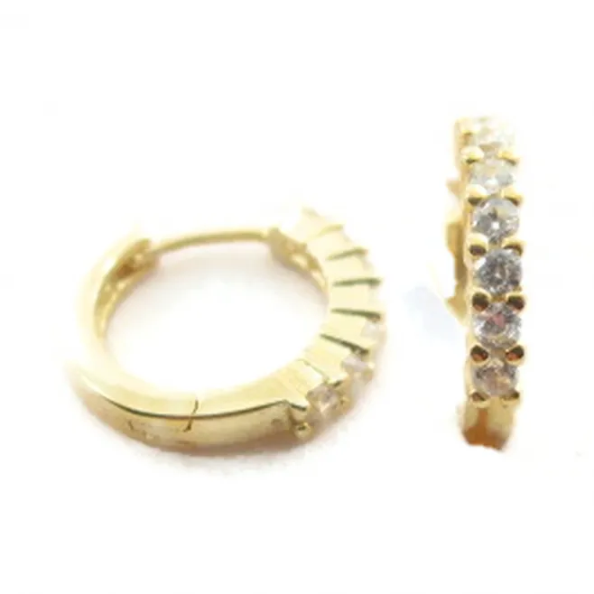 Un paio di orecchini cerchio 15 mm frontale zirconi bianchi in argento 925 placcato oro giallo