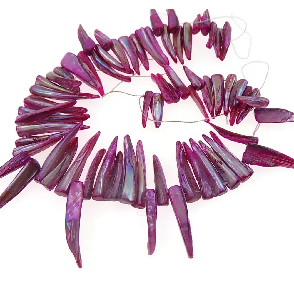 un filo di dentini irregolari in madreperla naturale color fucsia