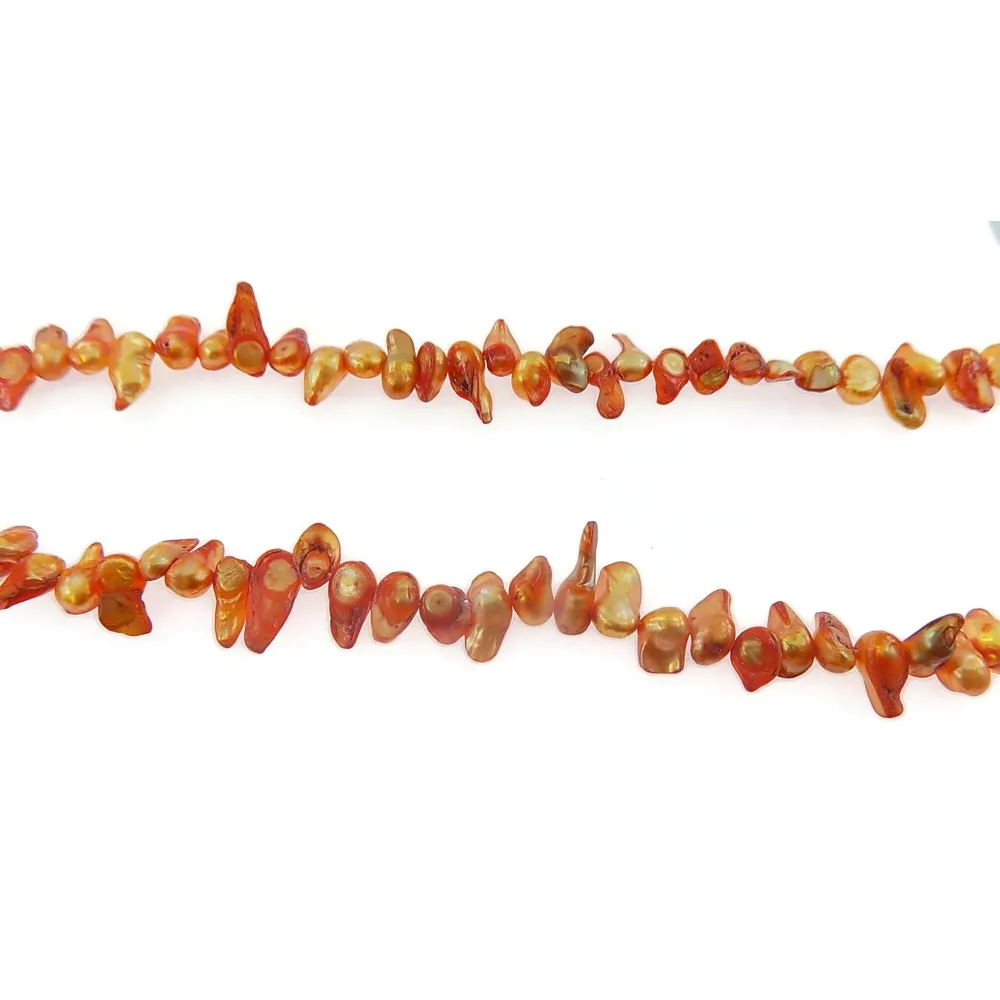 un filo di gocce semitonde irregolari in madreperla naturale color arancione 11x7 mm.