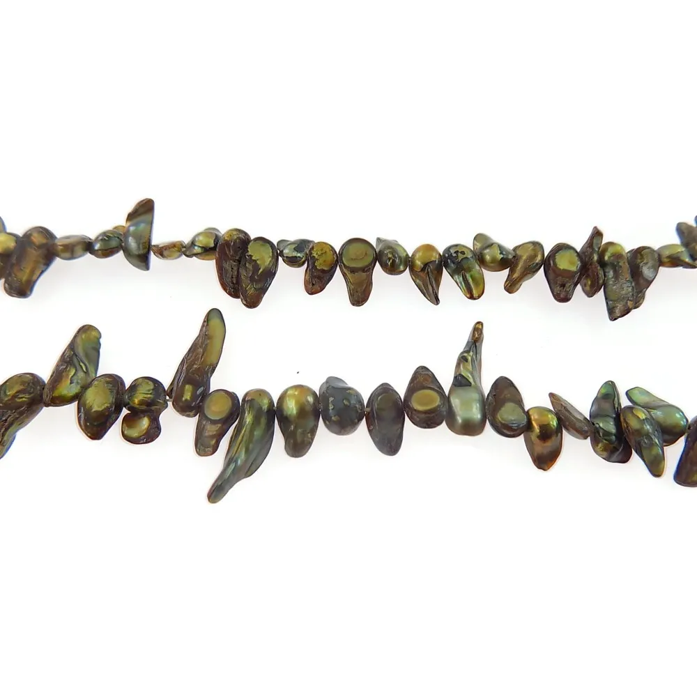 un filo di gocce semitonde irregolari in madreperla naturale color bronzo 11x7 mm.