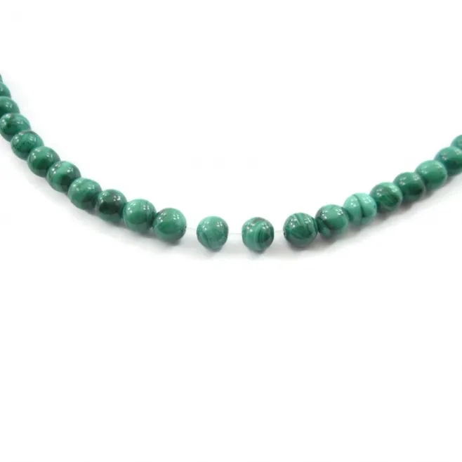 un filo di  pietre in Malachite chiara cabochon di 6,5 mm