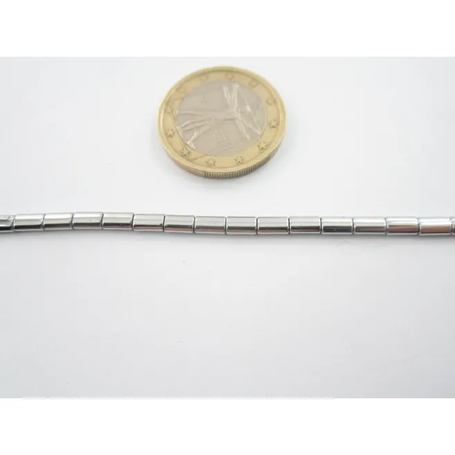 un filo di cilindri  5x2 mm. in ematite