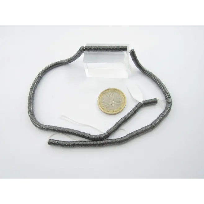 un filo di dischetti piatti 6x1 mm.in ematite