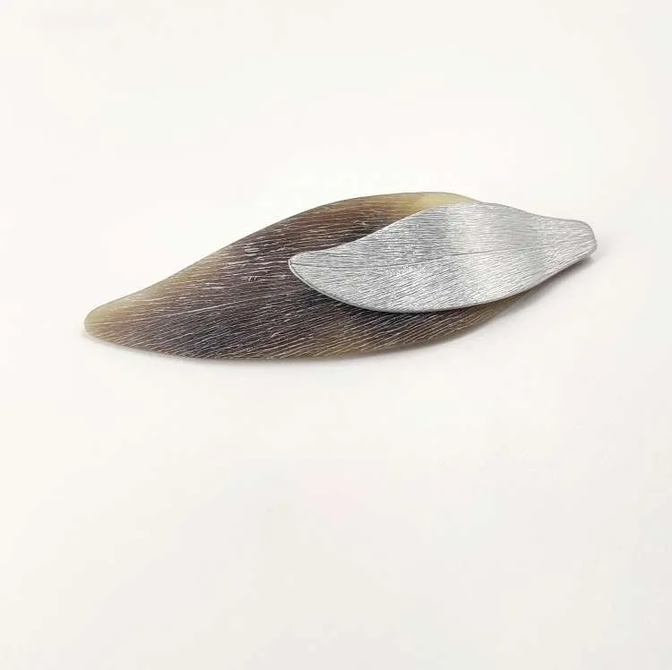 Spilla in corno e alluminio spazzolato