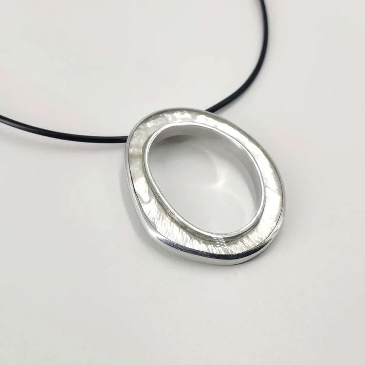 Collana Forma in resina e madreperla