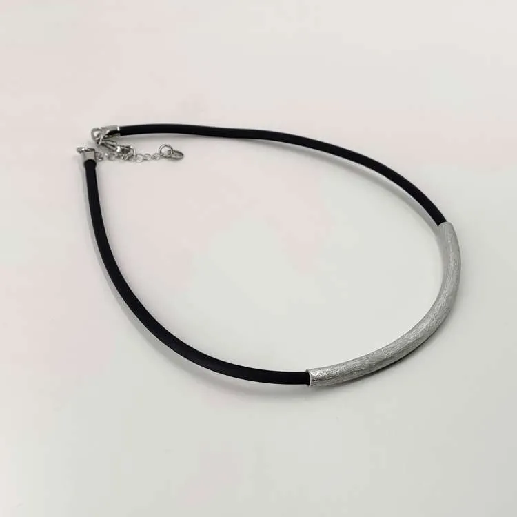 Collana a girocollo Tubino in alluminio e caucciù