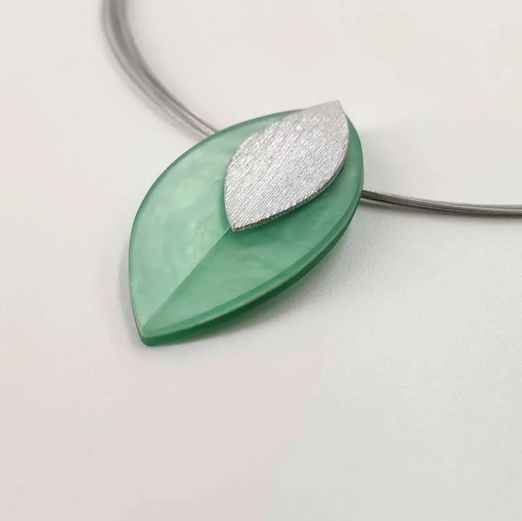 Collana Leaves in resina, madreperla ed alluminio