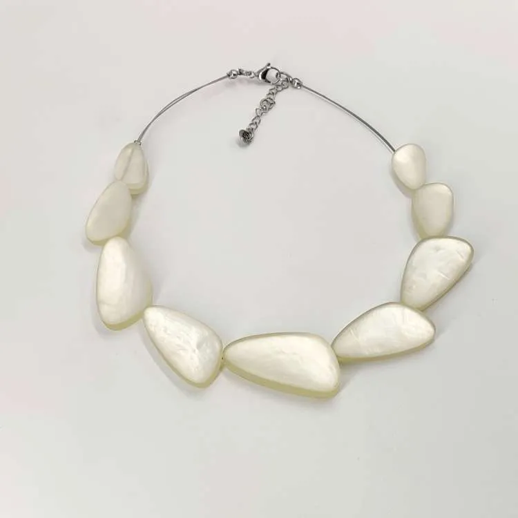 Collana a girocollo Pebbles in resina e madreperla