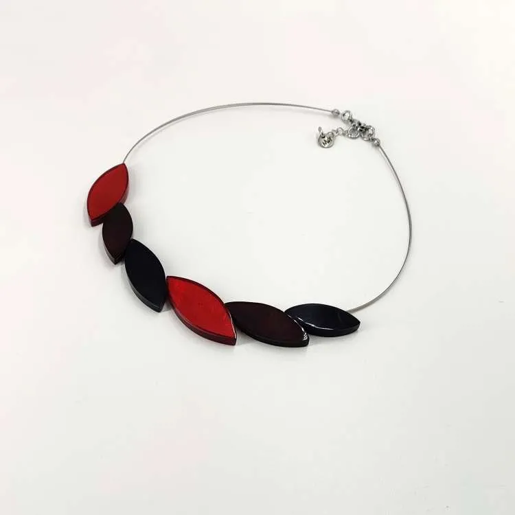 Collana a girocollo Leaves in resina e madreperla