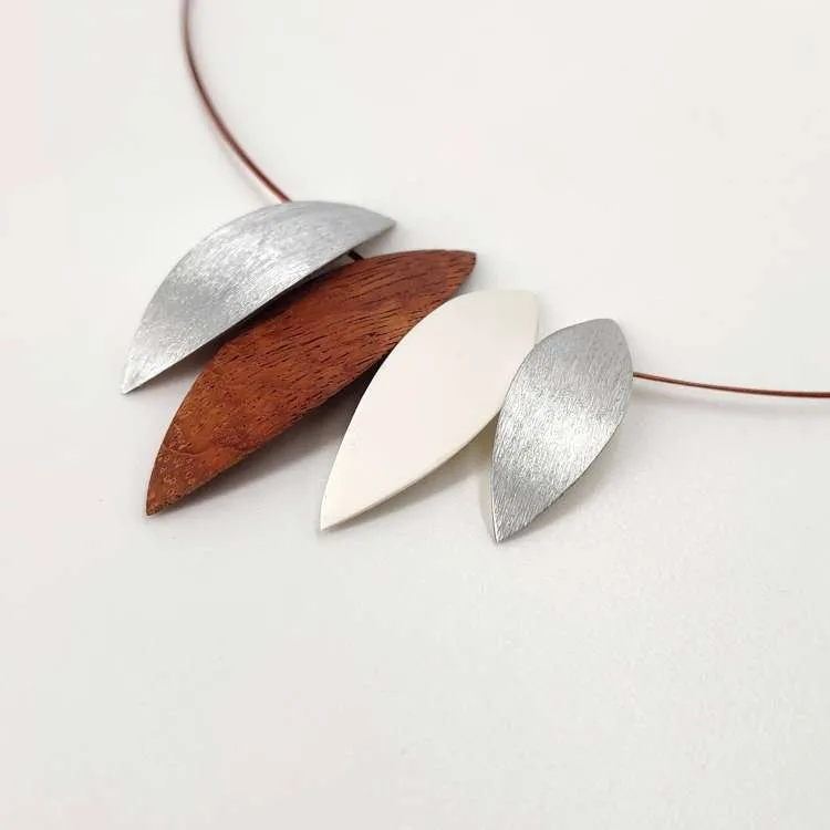 Collana a girocollo Leaves in resina, legno e alluminio