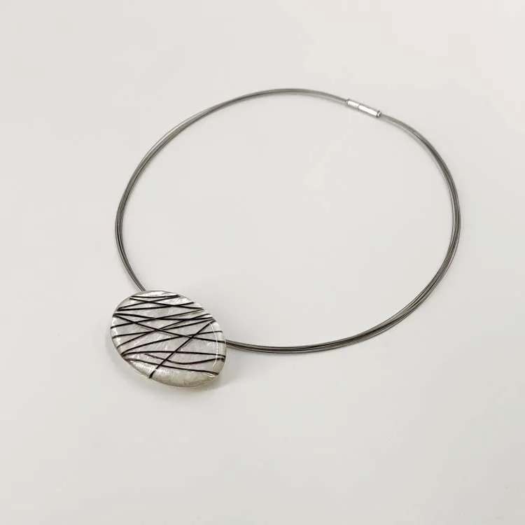 Collana a girocollo con ciondolo Lines in resina e madreperla