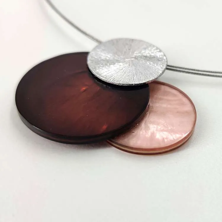 Collana a girocollo con ciondolo Trio in resina e madreperla