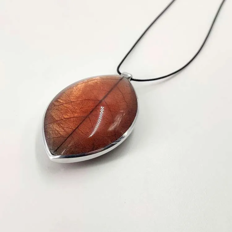 Collana lunga con ciondolo Leaf in resina e madreperla