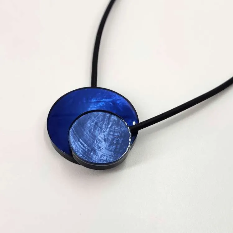 Collana a girocollo Circles in resina e madreperla