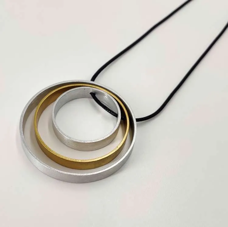 Collana lunga con ciondolo Trio in alluminio