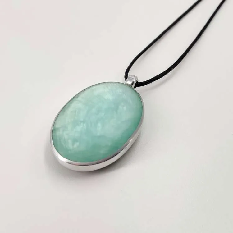 Collana lunga con ciondolo Oval Double Face in resina e madreperla