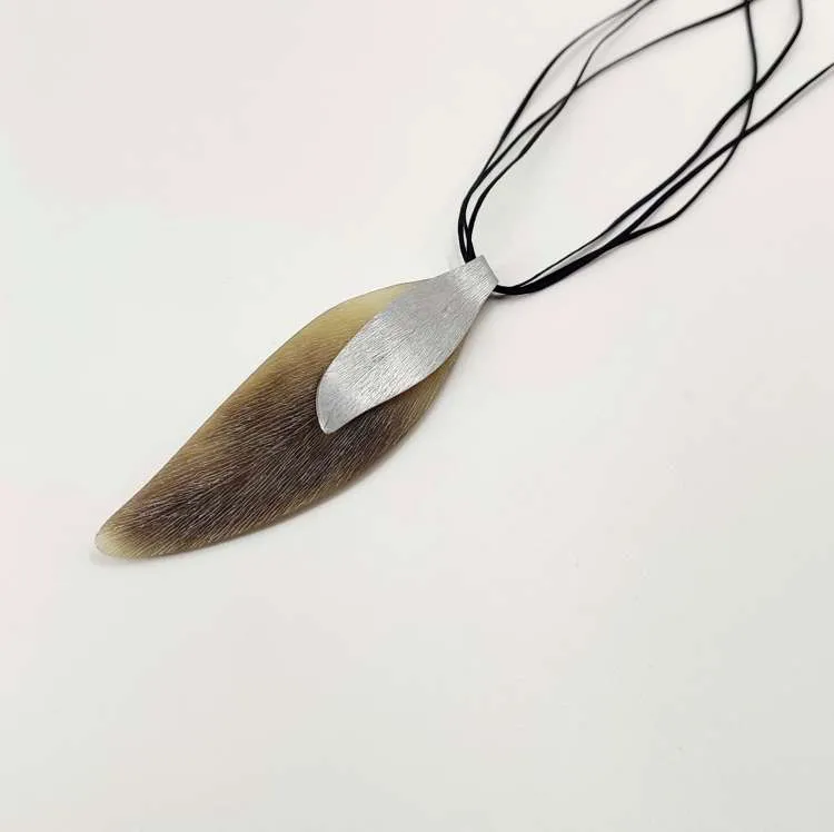 Collana lunga con ciondolo Piuma in corno e alluminio