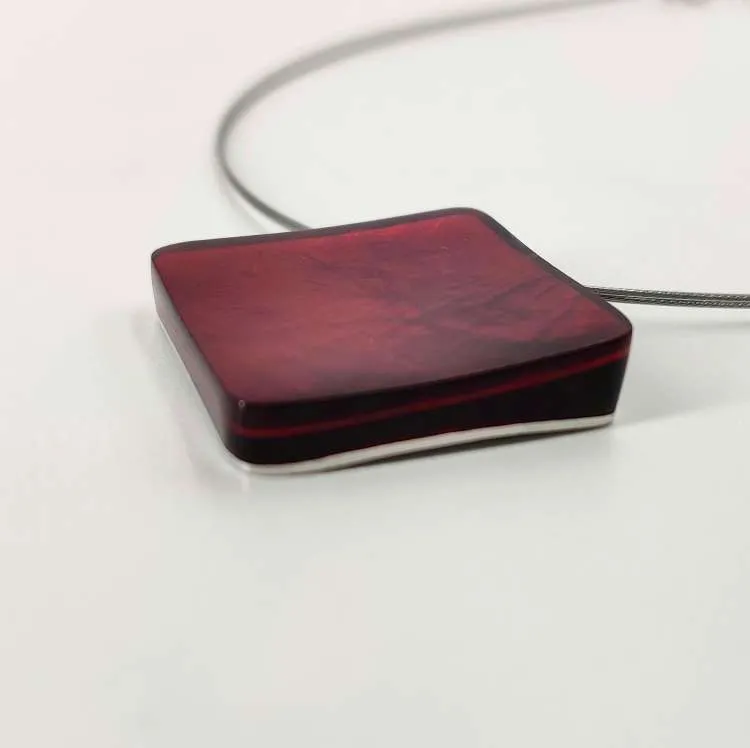 Collana con ciondolo Double Face in resina e alluminio