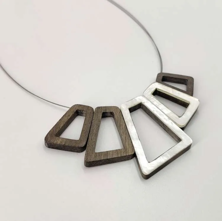 Collana con ciondolo Forma in legno e resina