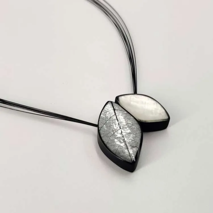 Collana con ciondoli Leaves in resina e madreperla