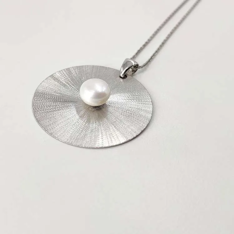 Collana lunga Disco in argento con perla di fiume