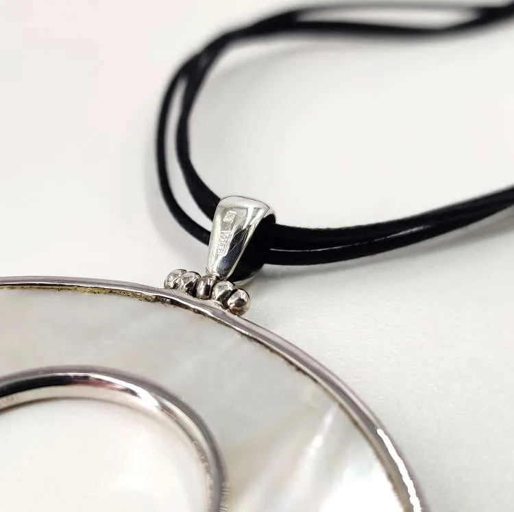 Collana lunga Eye in argento e madreperla