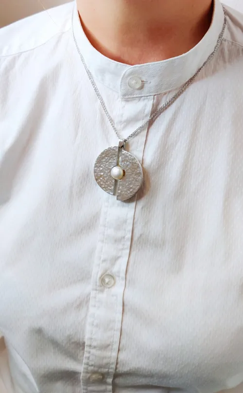 Collana con ciondolo Cerchio Sfalsato in argento con perla