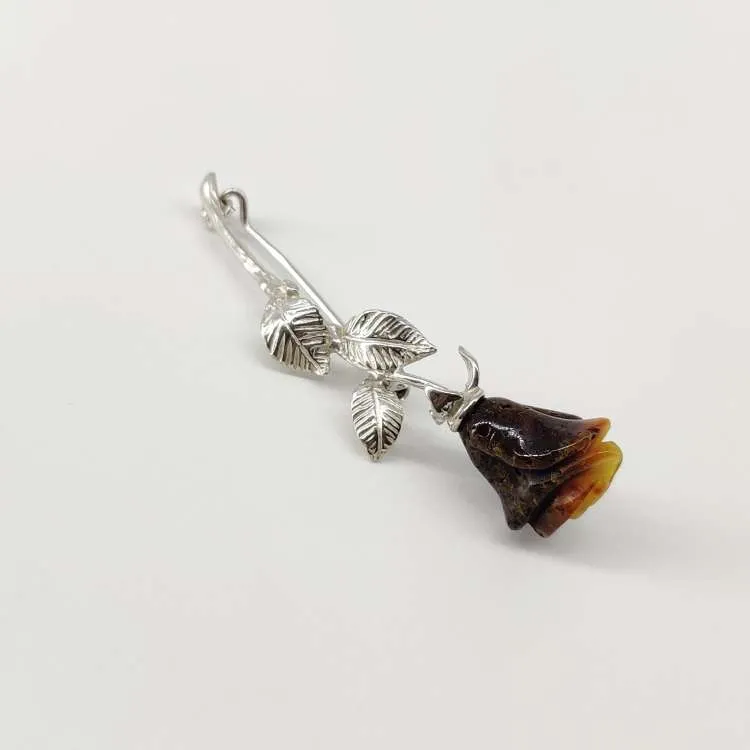 Spilla Rosa in argento con ambra baltica