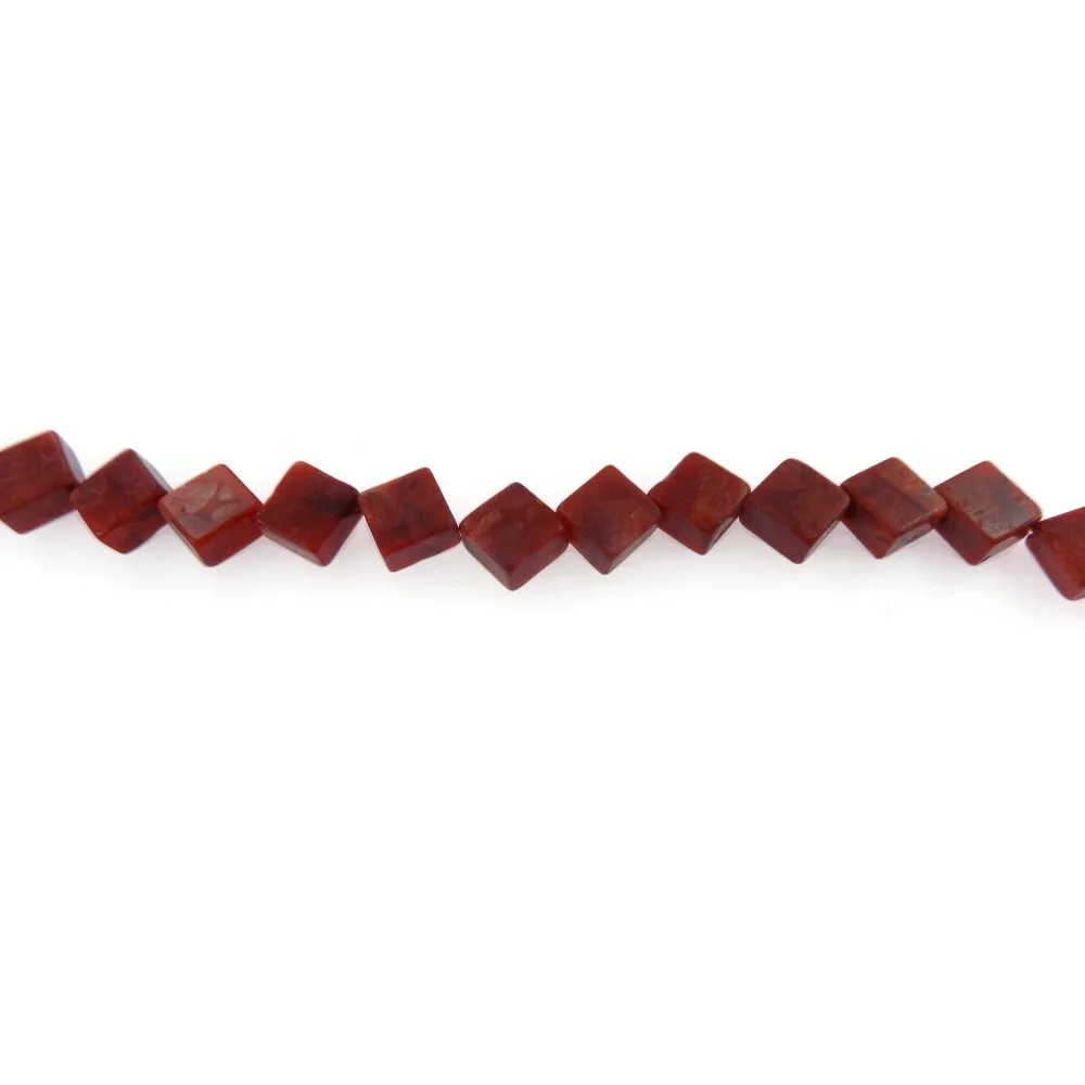 1 filo di corallo madrepora piccoli rombi 10x10 mm.