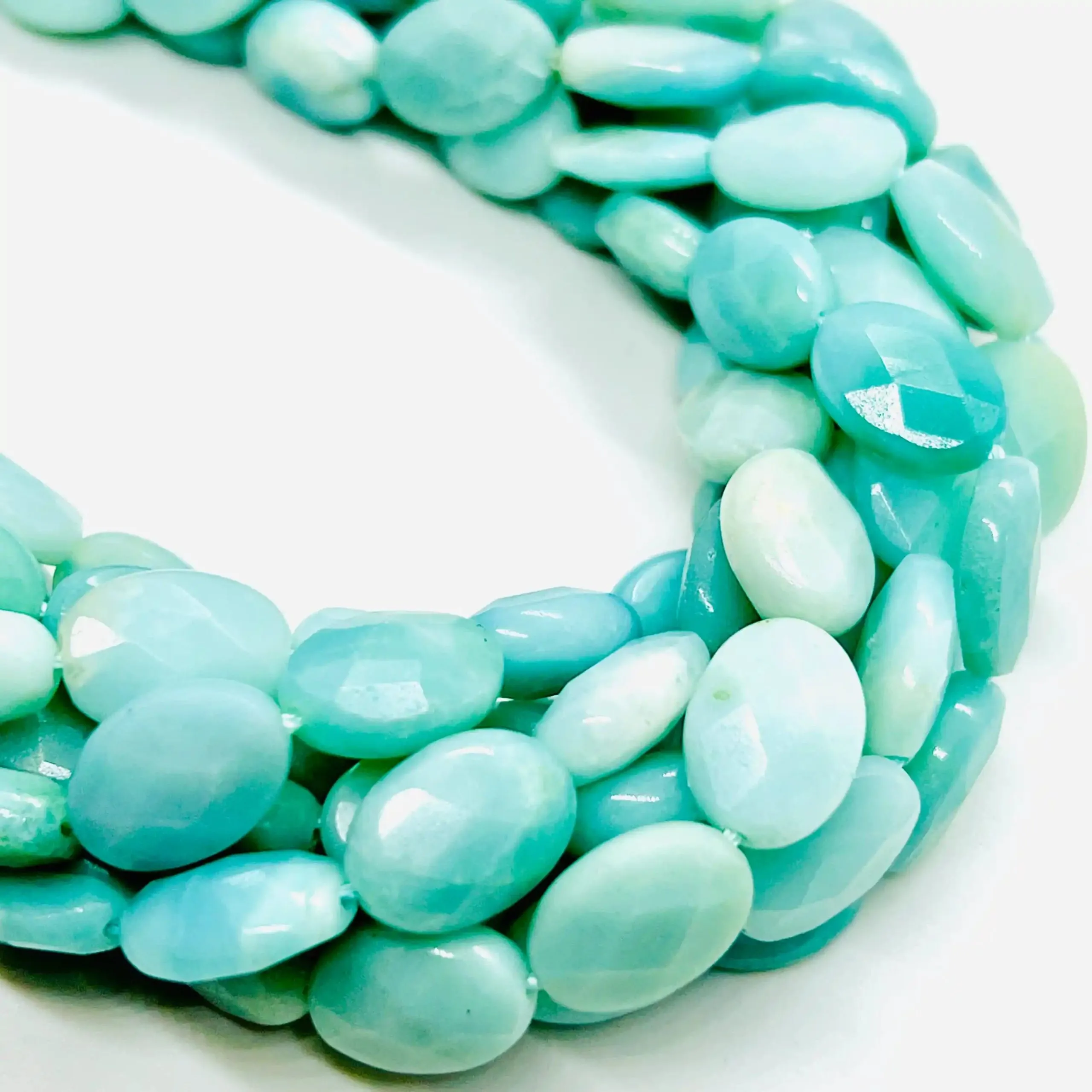 filo di giada ovale sfaccettato 14 mm x 10 mm colore tonalità del verde