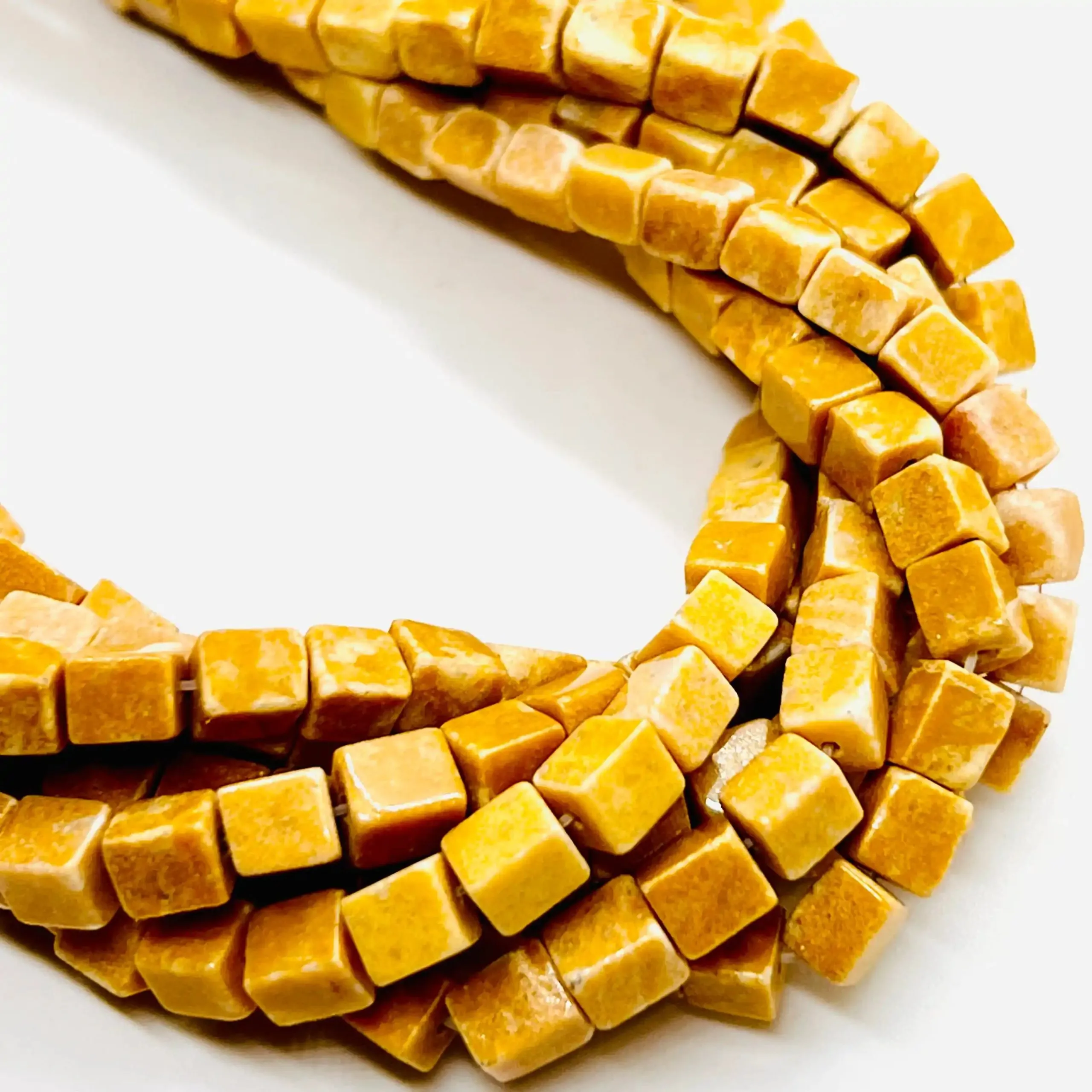 filo di diaspro parallelepipedo 5 mm x 6 mm colore beige sabbia