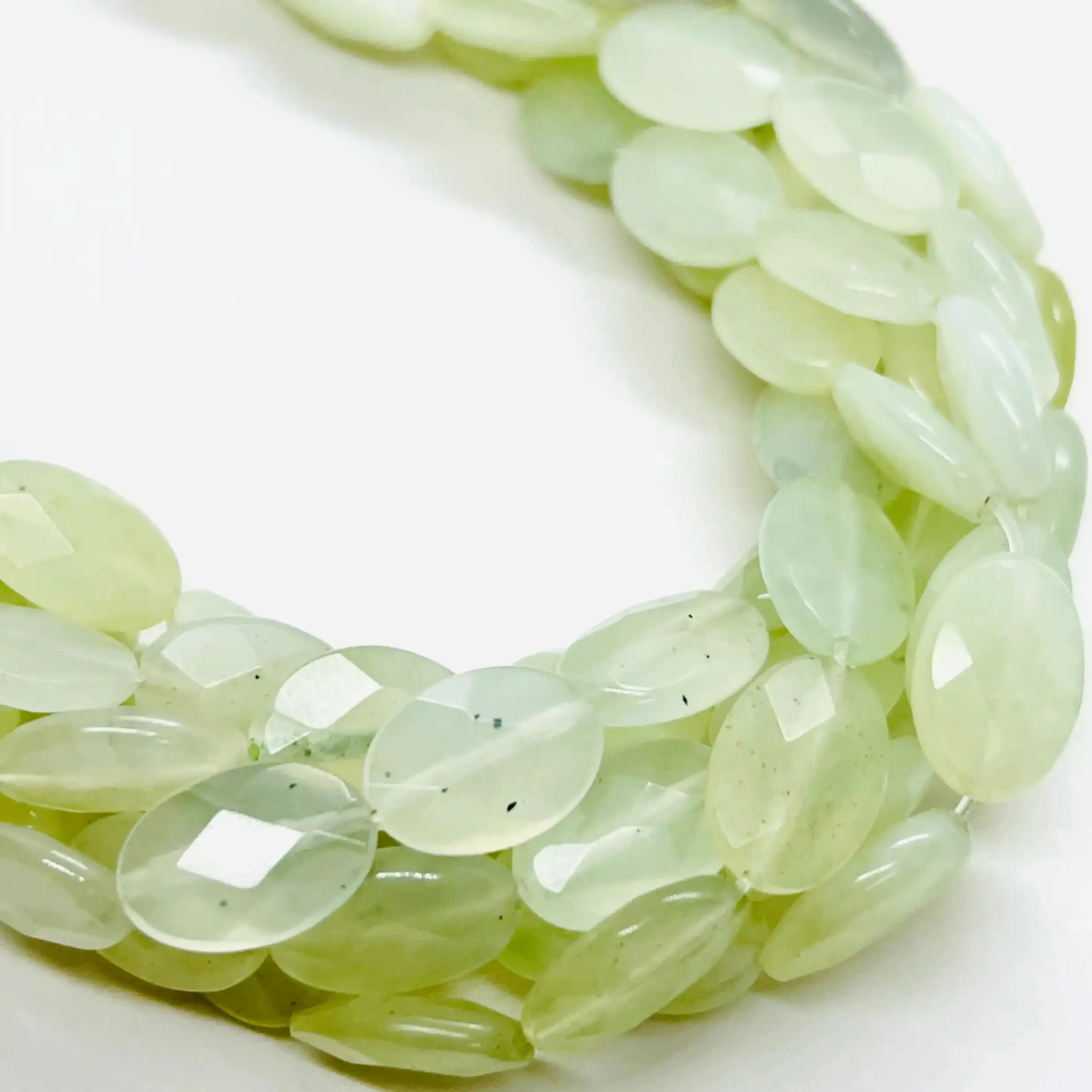 filo di giada ovale sfaccettato 14 mm x 10 mm colore verde pallidissimo