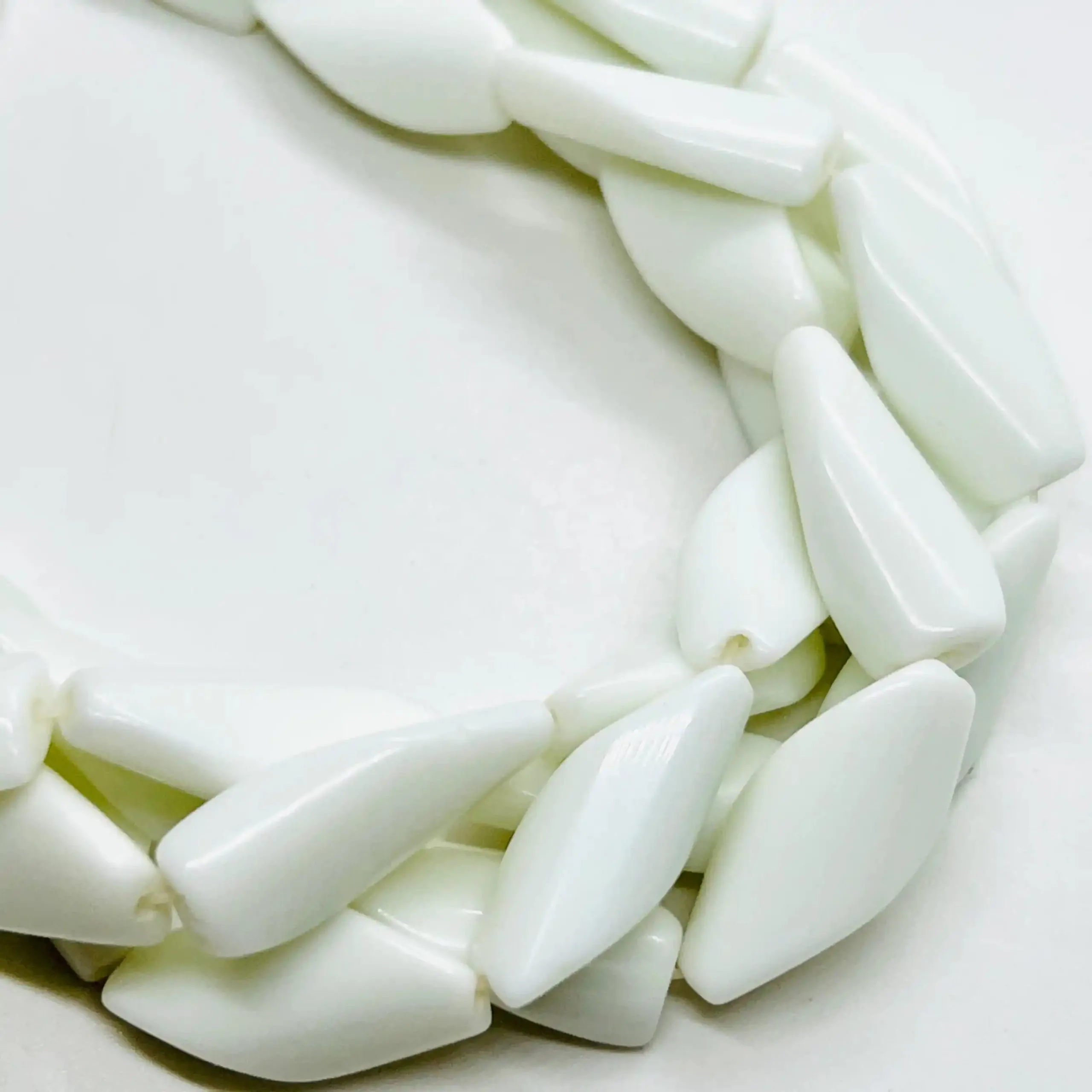 filo di agata prisma spirale 28 mm x 13 mm colore bianco