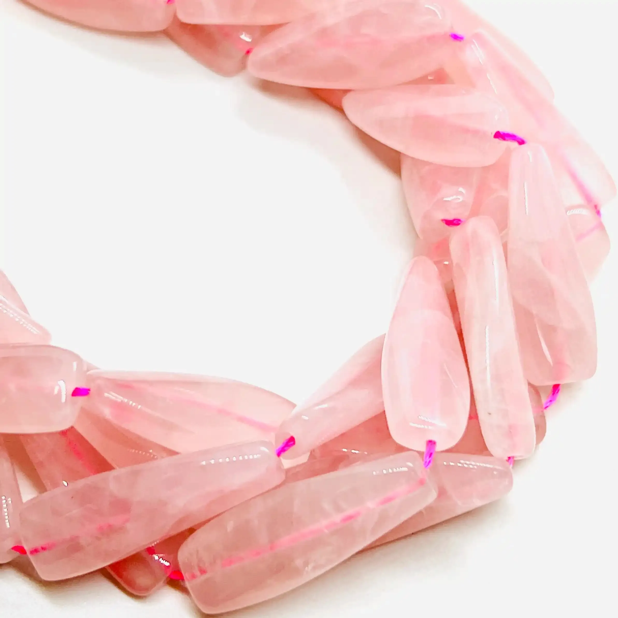 filo di quarzo rosa prisma spirale 28 mm x 13 mm colore rosa pallido