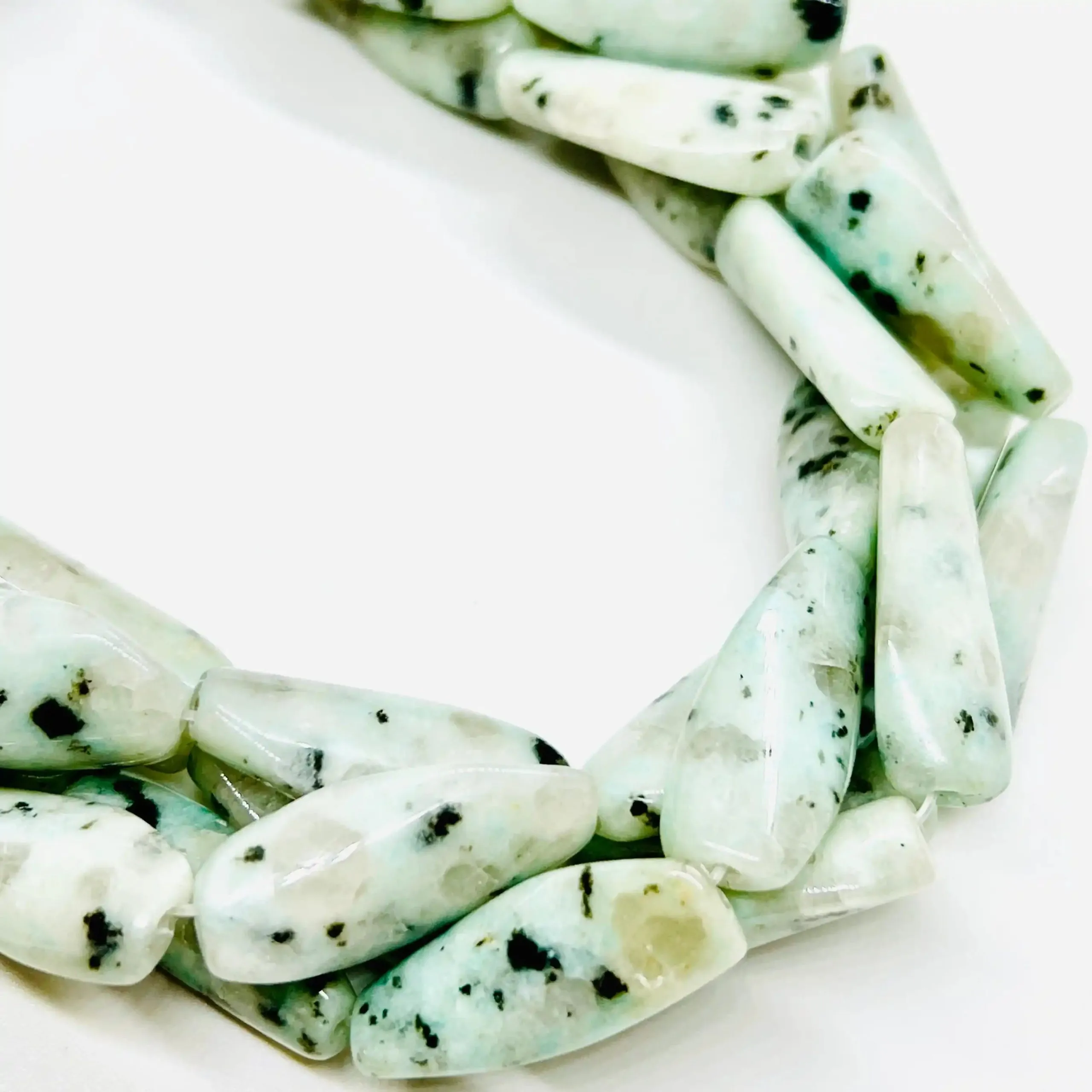 filo di agata degli alberi prisma spirale 28 mm x 13 mm colore bianco e verde pastello