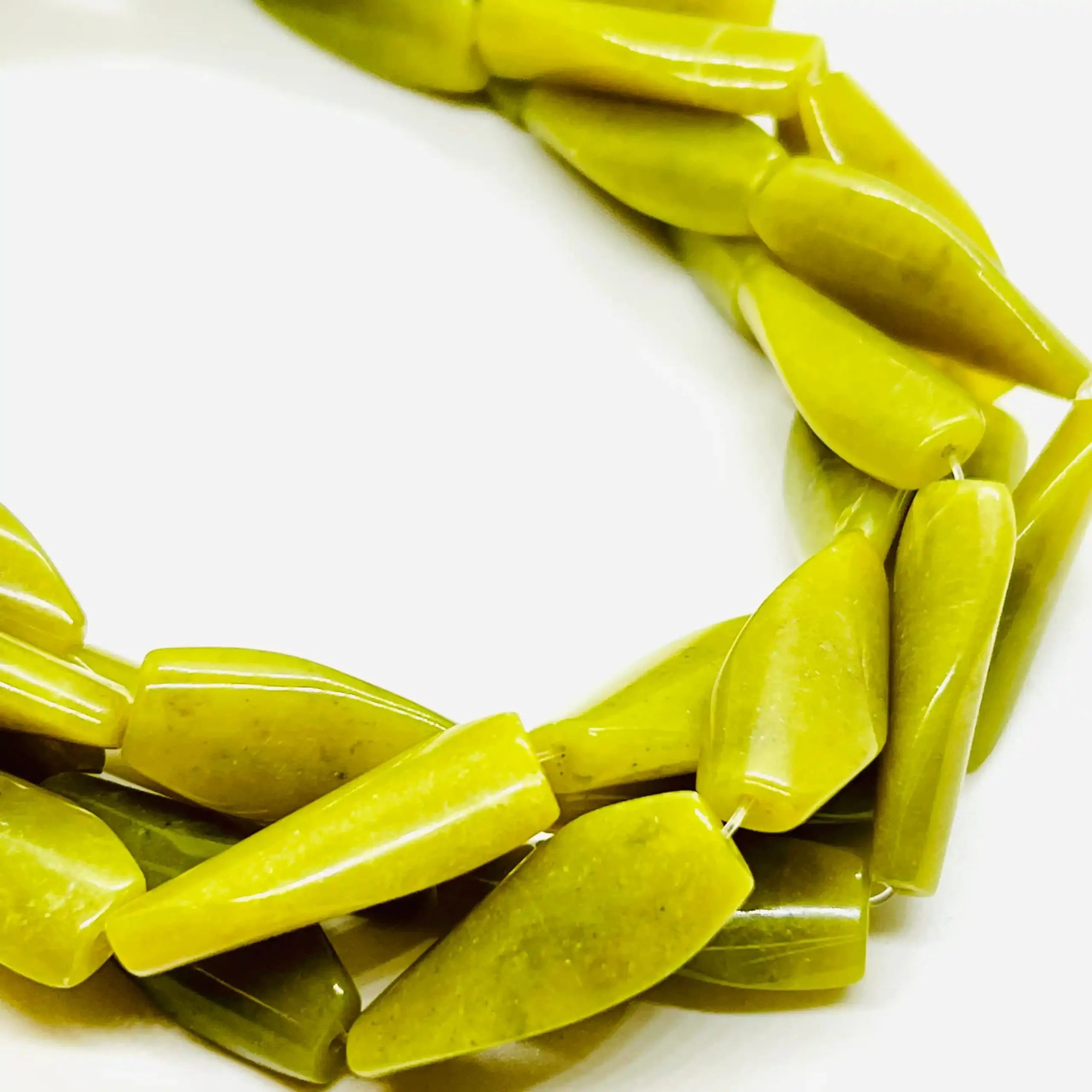 filo di agata prisma spirale 28 mm x 13 mm colore verde anticato