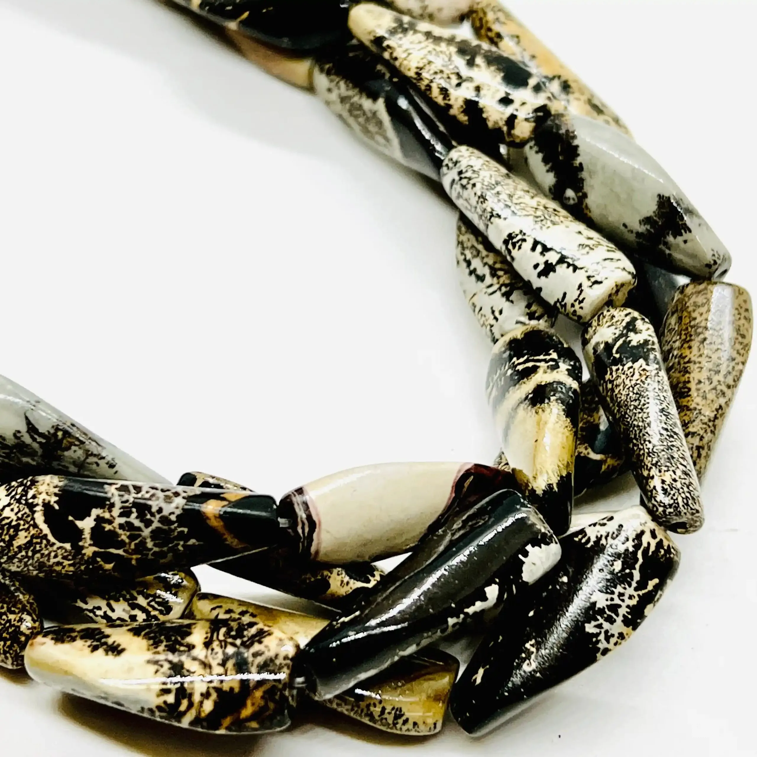 filo di diaspro prisma spirale 28 mm x 13 mm colore marrone tribale