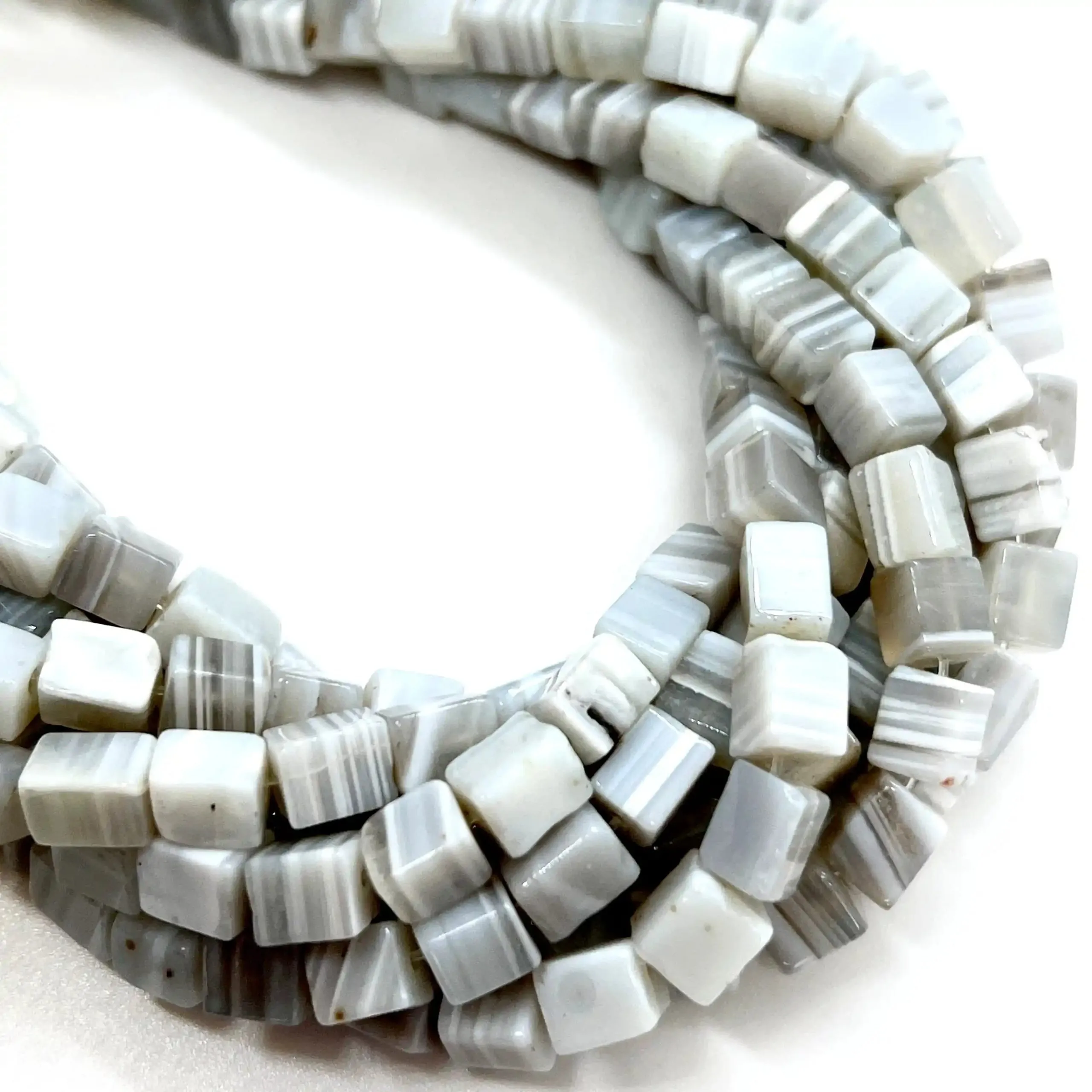 filo di pietra sardonice cubetto 5 mm colore naturale