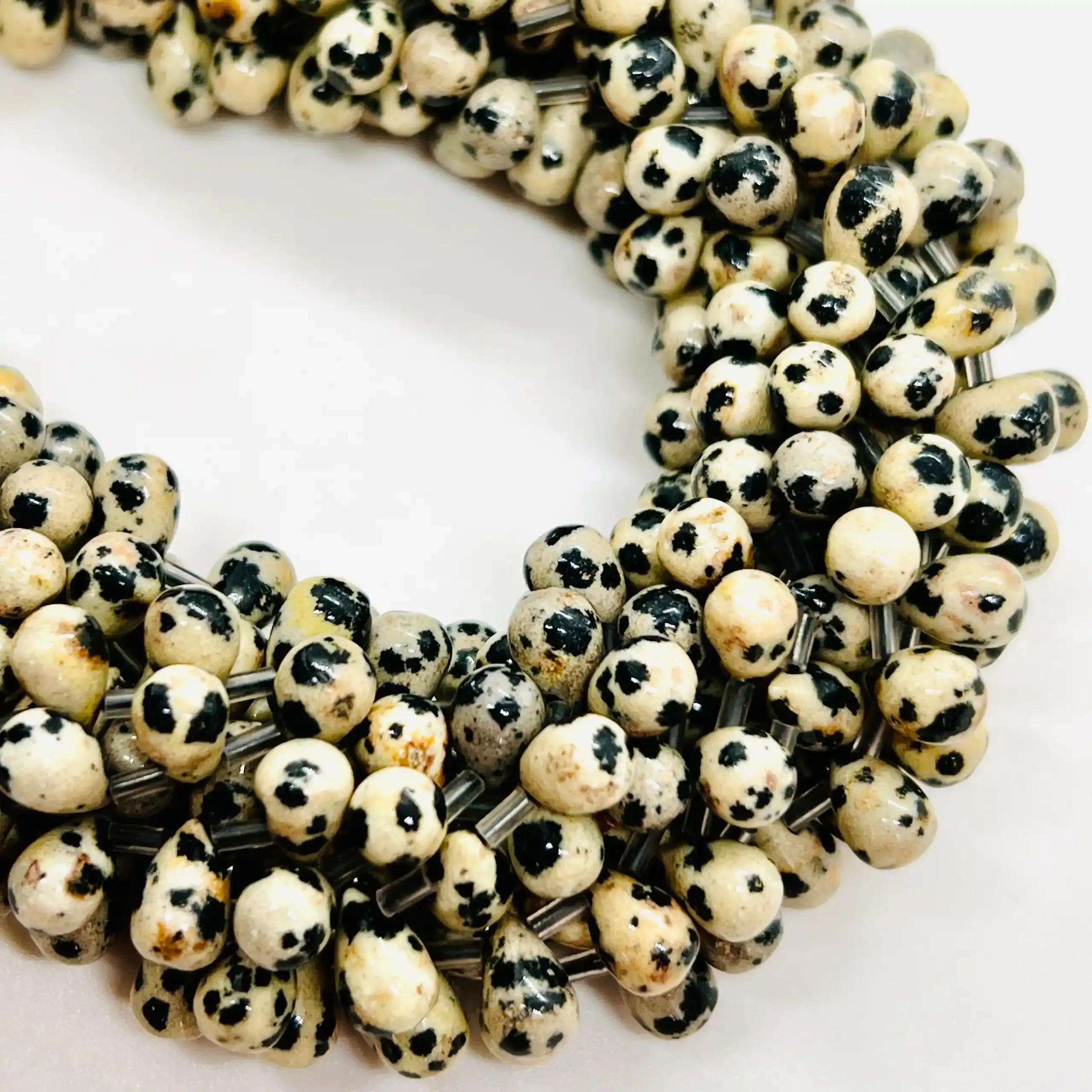 filo di pietra dalmata goccia 8 mm x 5 mm colore beige e nero
