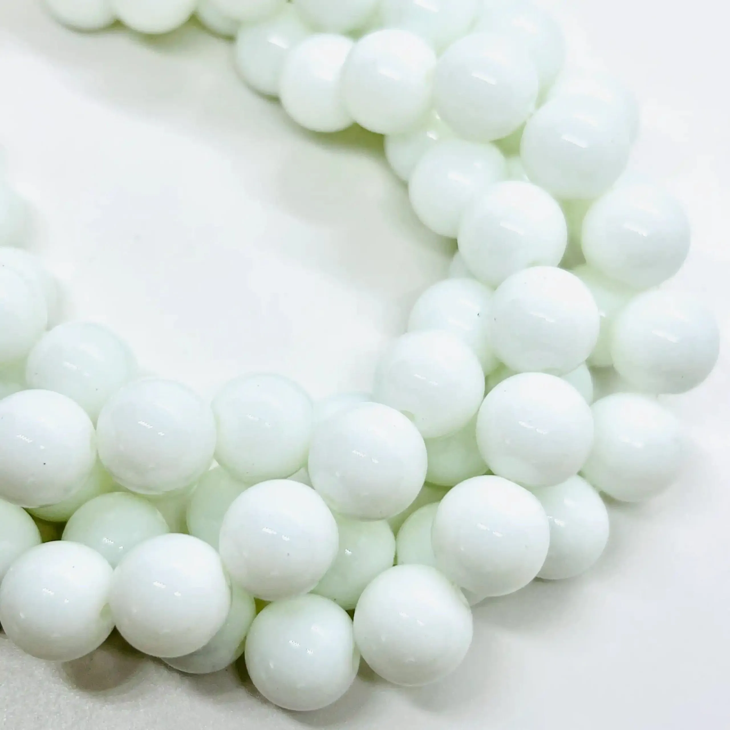 filo di agata sfera liscia 12 mm colore bianco