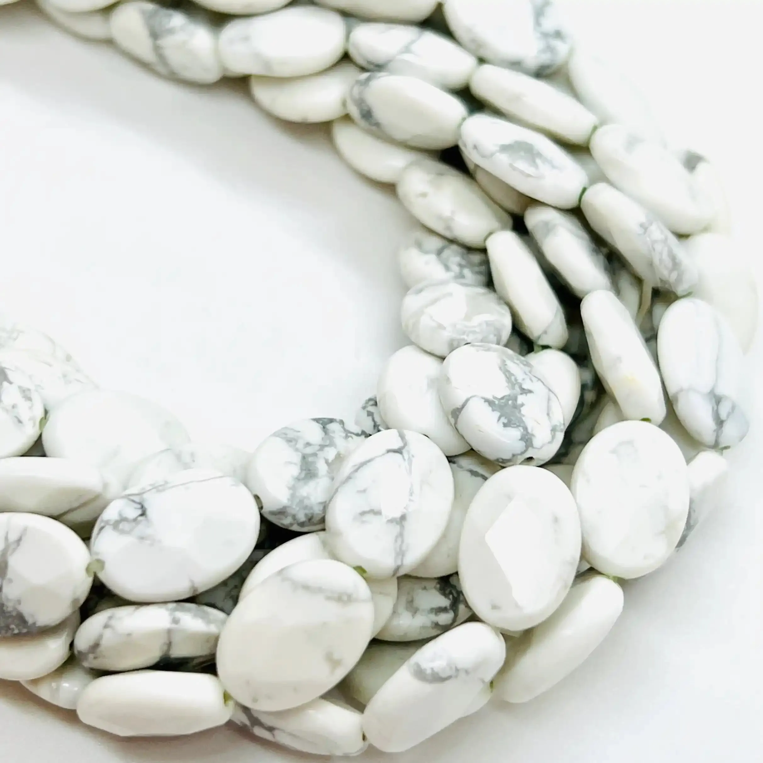 filo di diaspro ovale sfaccettato 14 mm x 10 mm colore bianco con venature pietra