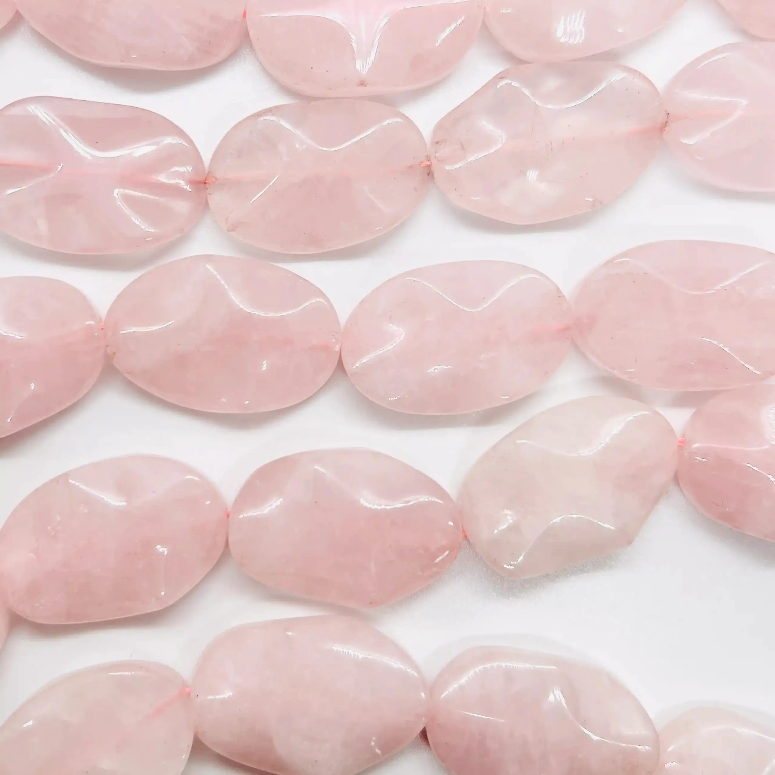 filo di pietra semipreziosa cilindro piatto ondulato colore trasparente e rosa pallidissimo 30 mm x 20 mm