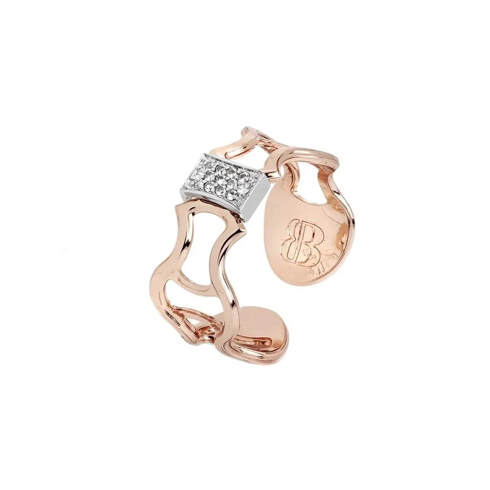 Anello placcato oro rosa con texture in basso rilievo e nodo con zirconi