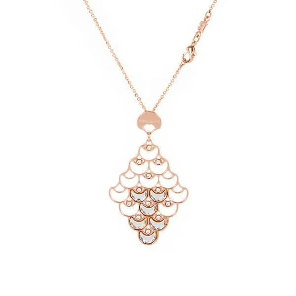 Collana lunga con pendente dal decoro a squame e cristalli