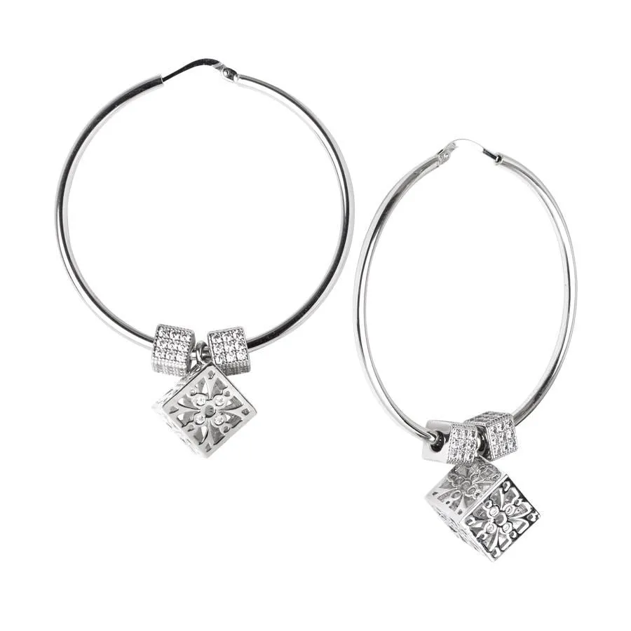 Orecchini a cerchio con passanti e cubetti di zirconi