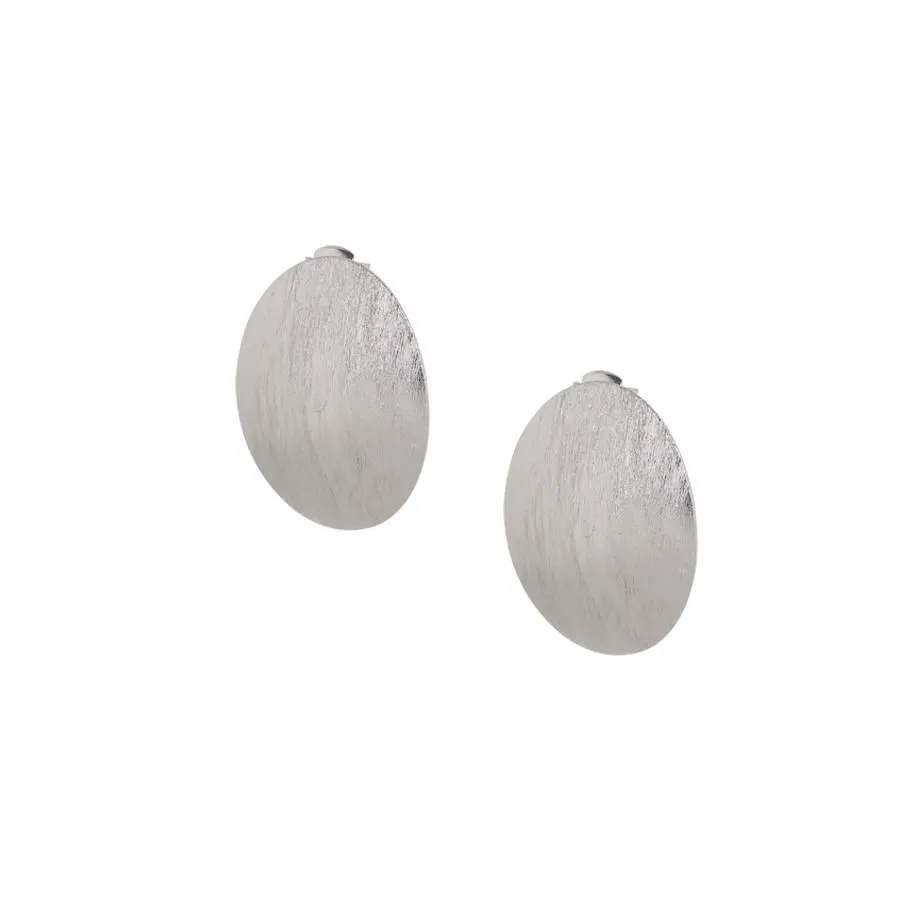 Orecchini a lobo con superficie graffiata